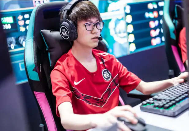 开云体育入口-FNC力克GEN，Jankos团战一打五顶尖较量四强赛，技惊四座